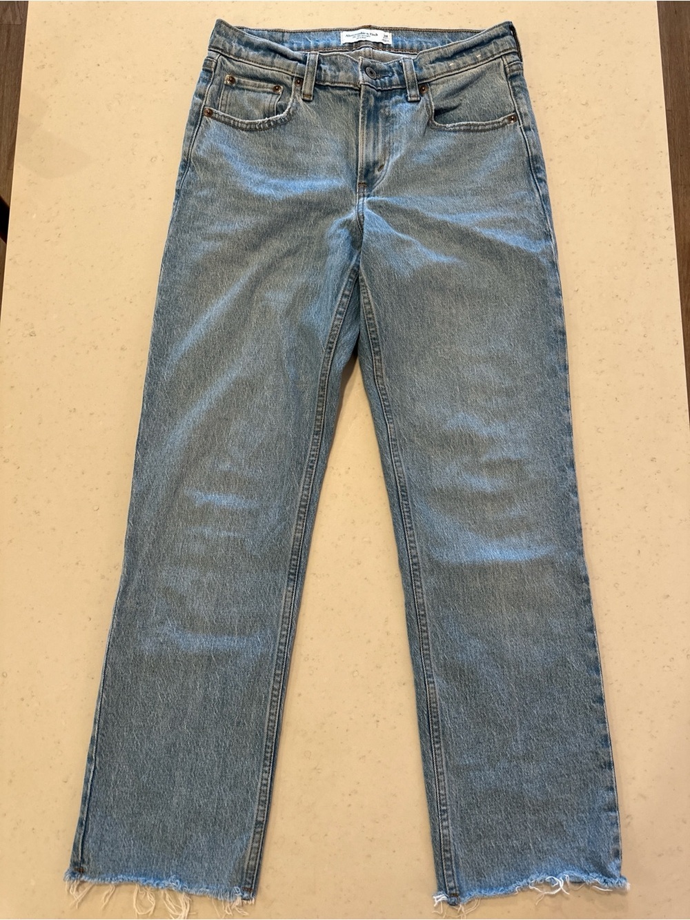 NWOT Abercrombie 90s Relaxed Fit Straight Leg Jeans Size 26 Denim High Rise - Picture 2 of 5
